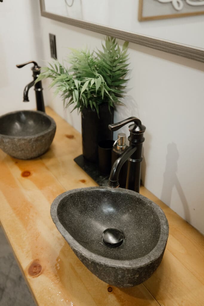 Barndo-suites bathrooms